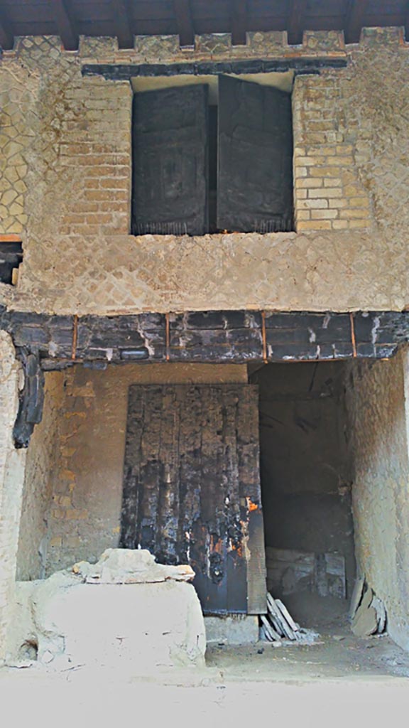 Decumanus Maximus, north side, Herculaneum, photo taken between October 2014 and November 2019.
Doorway number 4 with the remains of door and window shutters in carbonised wood.
Photo courtesy of Giuseppe Ciaramella.